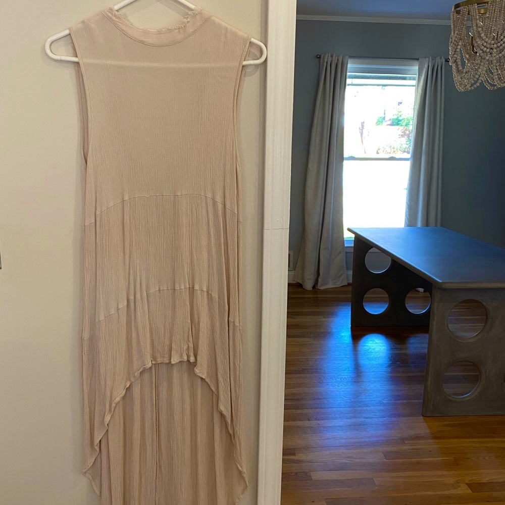 Nude sleeveless tunic top